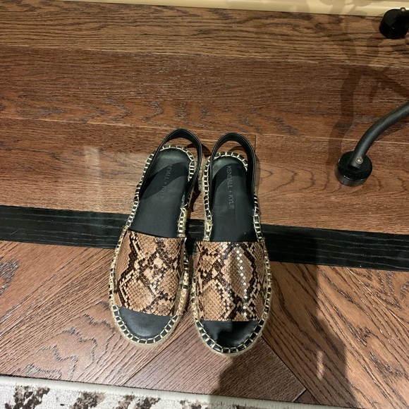 Kendal & Kylie Animal print sandal - Picture 2 of 4